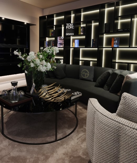 Ein stylischer Warteraum mit dunklen Möbeln, Sofa und Blumenvase
